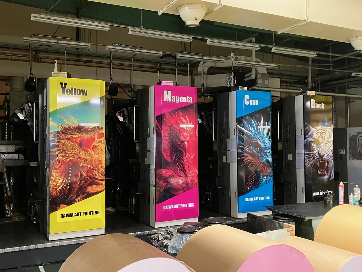 ドラゴンや虎のデザインでラッピングした印刷機