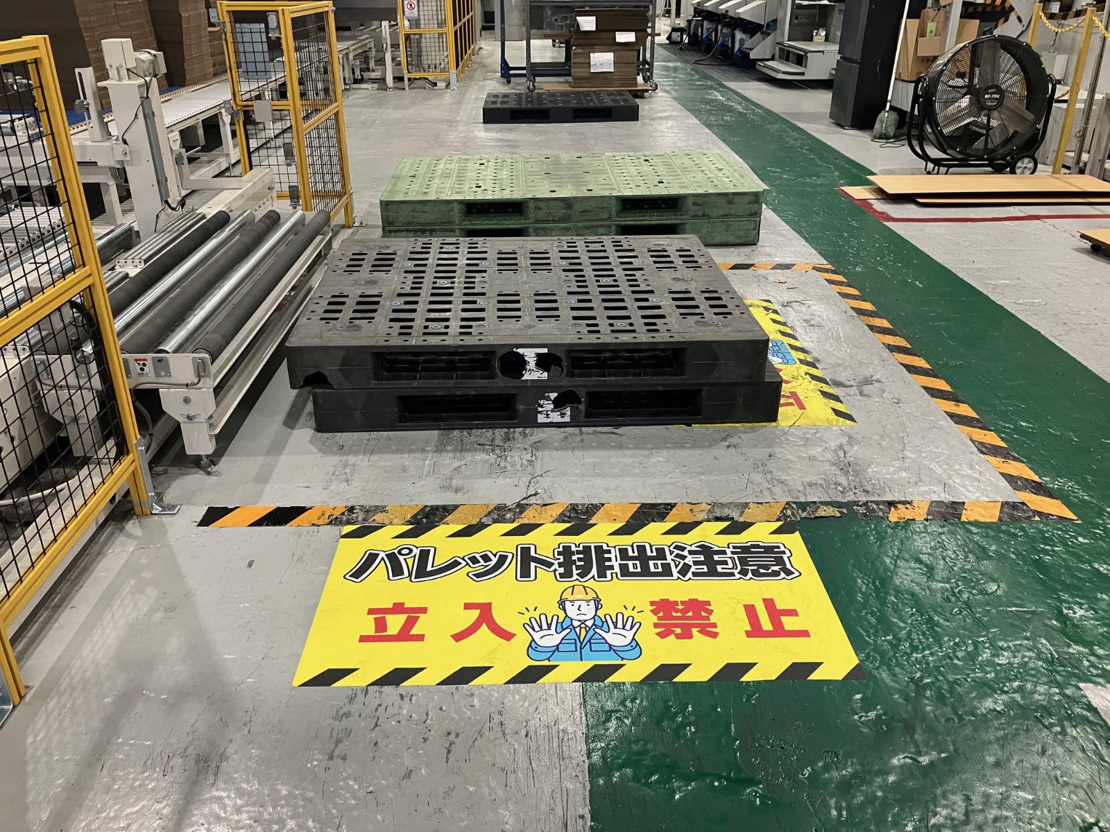パレット排出場所に設置した足元表示